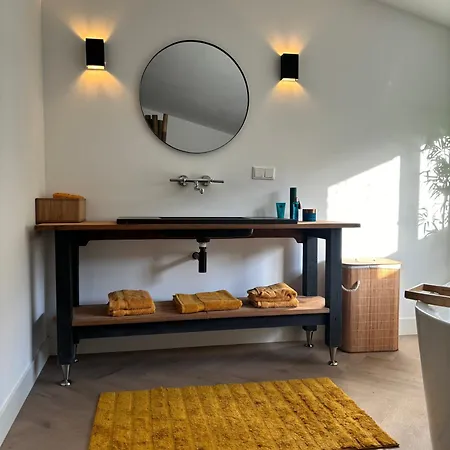 Bamboe Met Ligbad En Gratis Parkeren Appartement