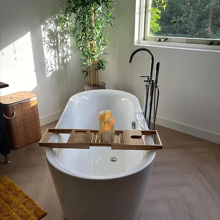 Bamboe Met Ligbad En Gratis Parkeren * Bentveld