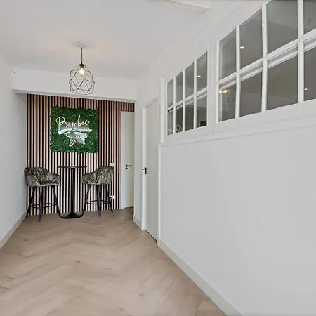 Bamboe Met Ligbad En Gratis Parkeren